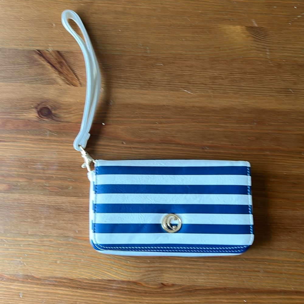 NAVY & WHITE Charming Charlie Wristlet Wallet w/ Magnetic Kissing Lock